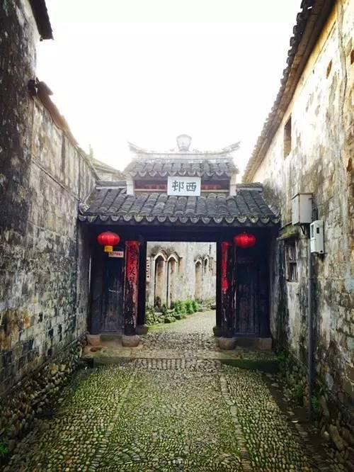 逃离废弃高校